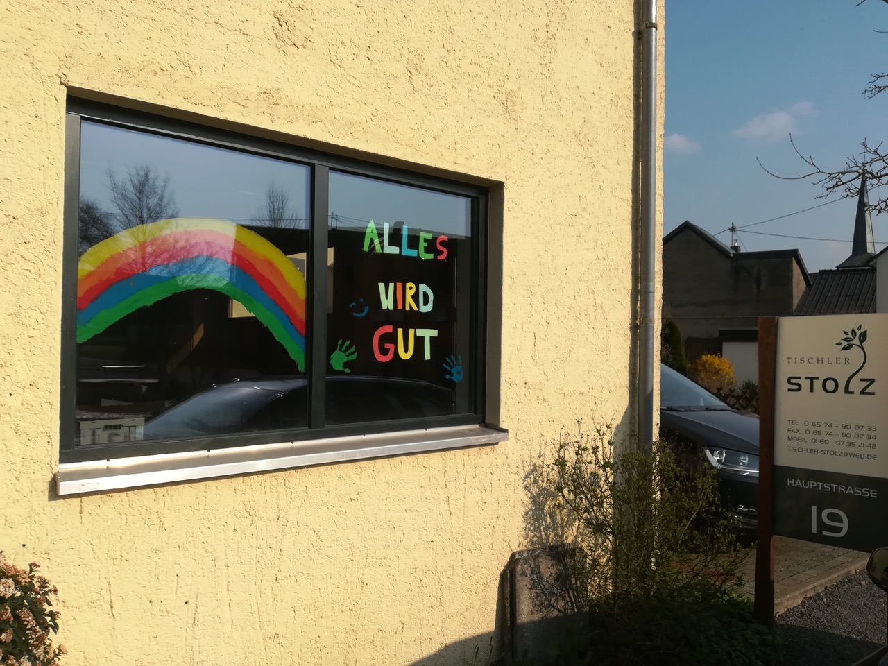 Grafik: Und noch ein Regenbogenbild an einem Fenster am Wohnhaus eines Kindes.