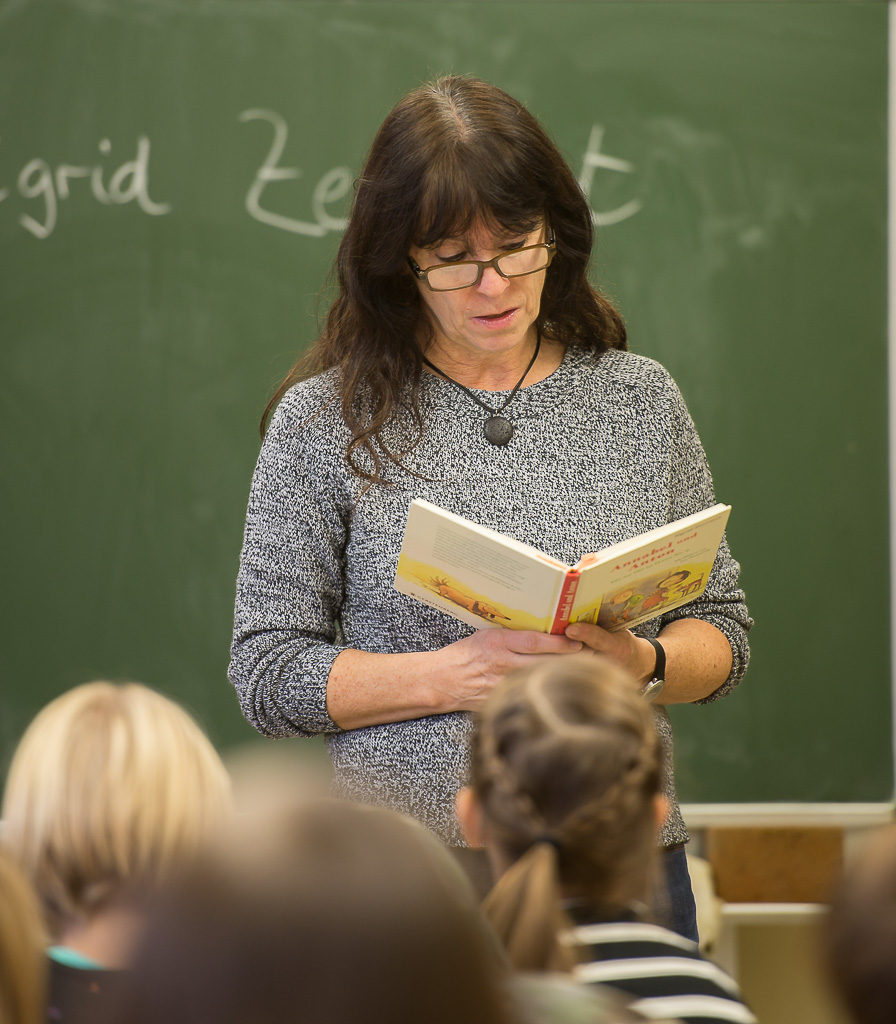 Grafik: Die Kinderbuchautorin Sigrid Zeevaerd lieÃŸt aus einem ihrer BÃ¼cher vor