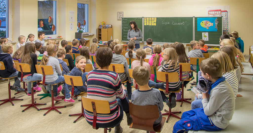 Grafik: Gesamte Klasse hÃ¶rt gespannt der Autoren Sigrid Zeevard zu