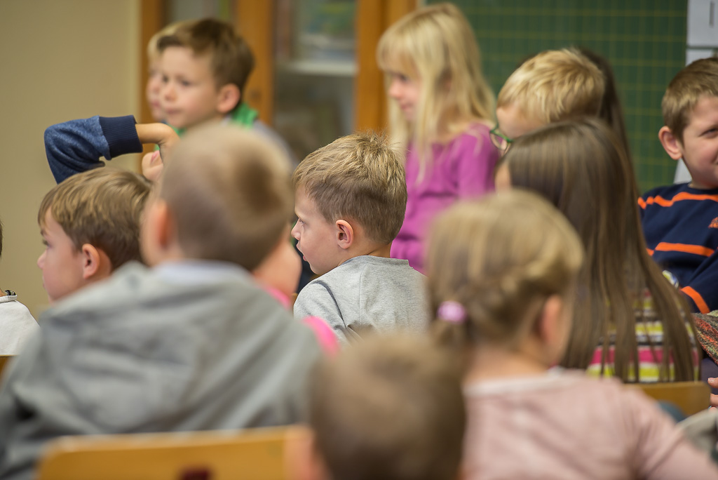 Grafik: Die Kinder hÃ¶ren der vorlesenden Sigrid Zeevaerd aufmerksam zu