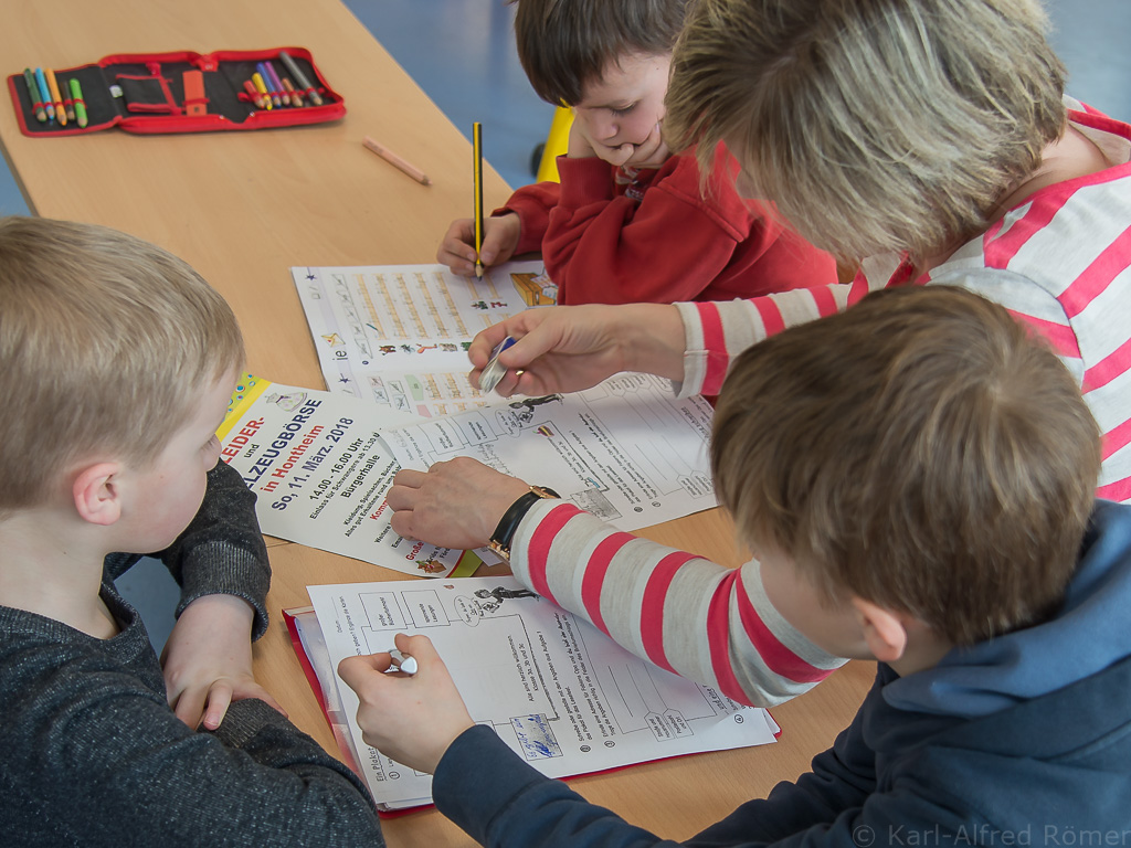 Frau Bonato mit drei SchÃ¼lern gleichzeitig an den Mathematik-Hausaufgaben