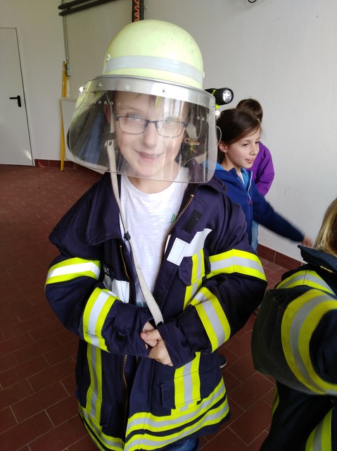 Grafik: SchÃ¼ler in Feuerwehruniform und Helm