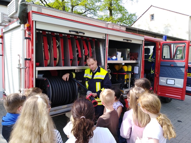 Grafik: SchÃ¼ler bekommen das Feuerwehrauto erklÃ¤rt