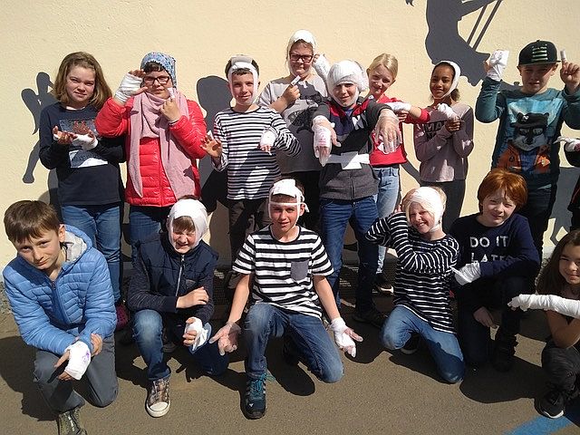 Gruppenfoto aller Kinder des Erste-Hilfe-Kurses mit ihren VerbÃ¤nden