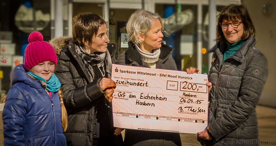FÃ¶rderverein Ã¼bergibt der Direktoren Christiane Hahn einen Ã¼bergroÃŸen symbolischen Scheck