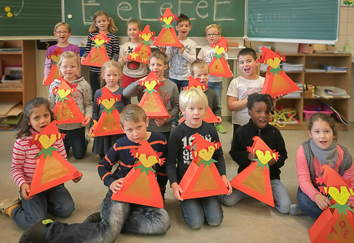 Gruppenfoto der Klasse mit den neu gebastelten Laternen