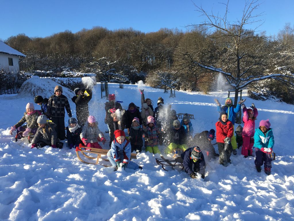 Gesamte Klasse gemeinsam im Schnee