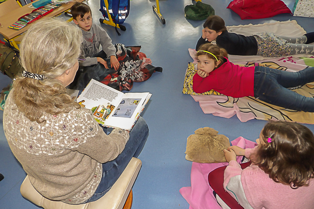 5 Kinder bekommen von ihrer Lehrerin Frau Geiben ein MÃ¤rchen vorgelesen