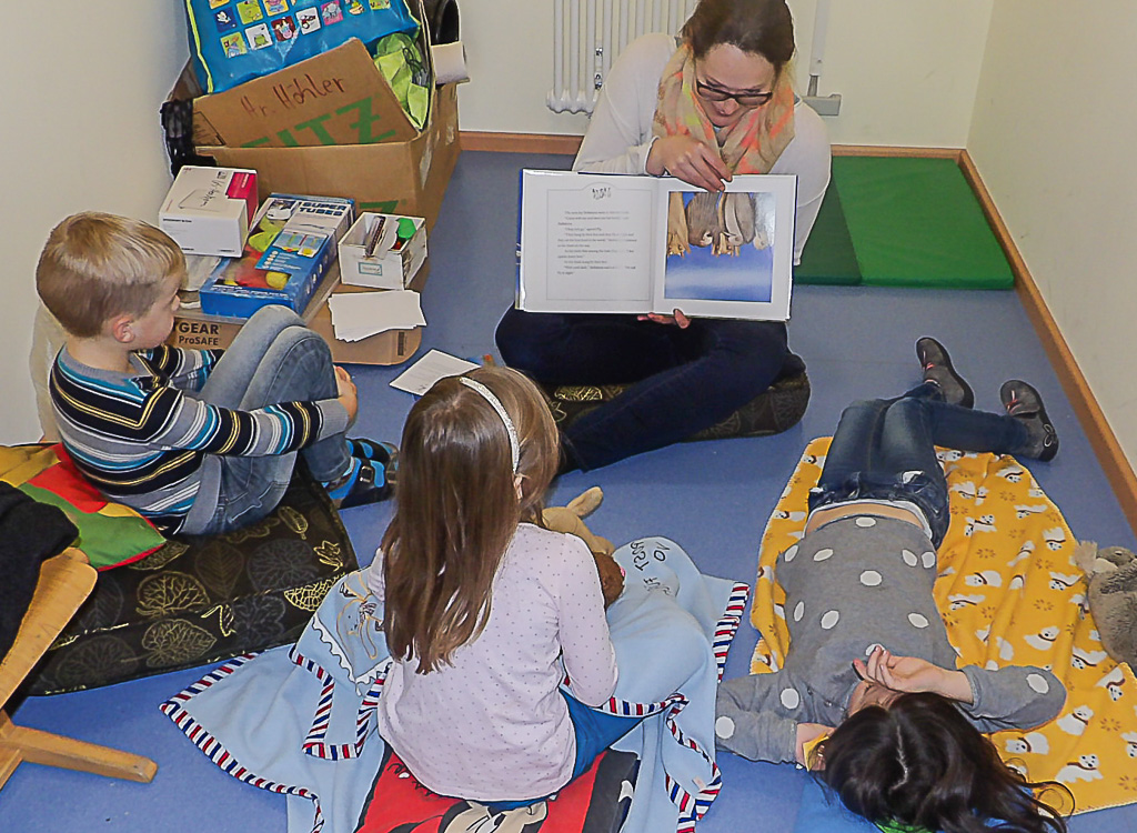 Lehrerin Frau Clemens lieÃŸt 3 Kindern aus einem MÃ¤rchenbuch vor