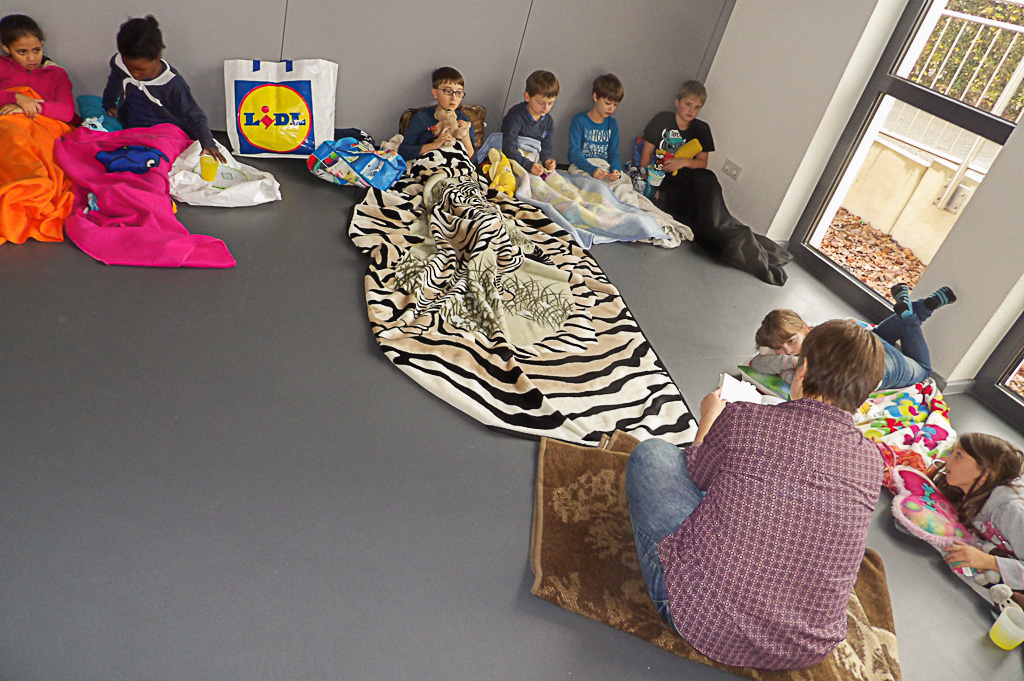 Lehrerin lieÃŸt Kindern aus einem MÃ¤rchenbuch vor